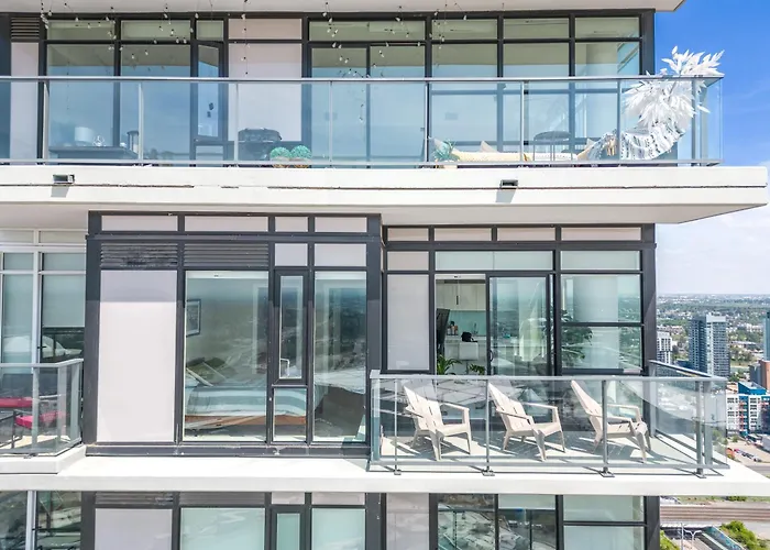 Ultimate Downtown Retreat- 35Th Fl W Stunning Rocky Mountain & Dt Skyline Views! Near Stampede, Saddledome, Bmo Centre! Free Banff Pass, Wine, & Parking!